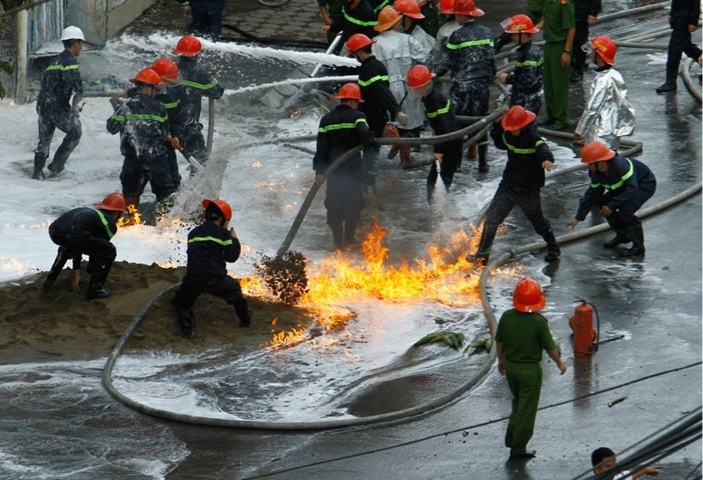 Chữa cháy xăng dầu