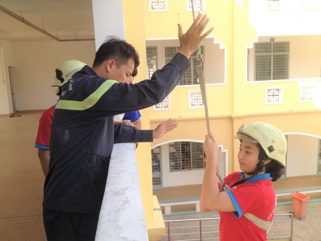 thang dây thoát hiểm